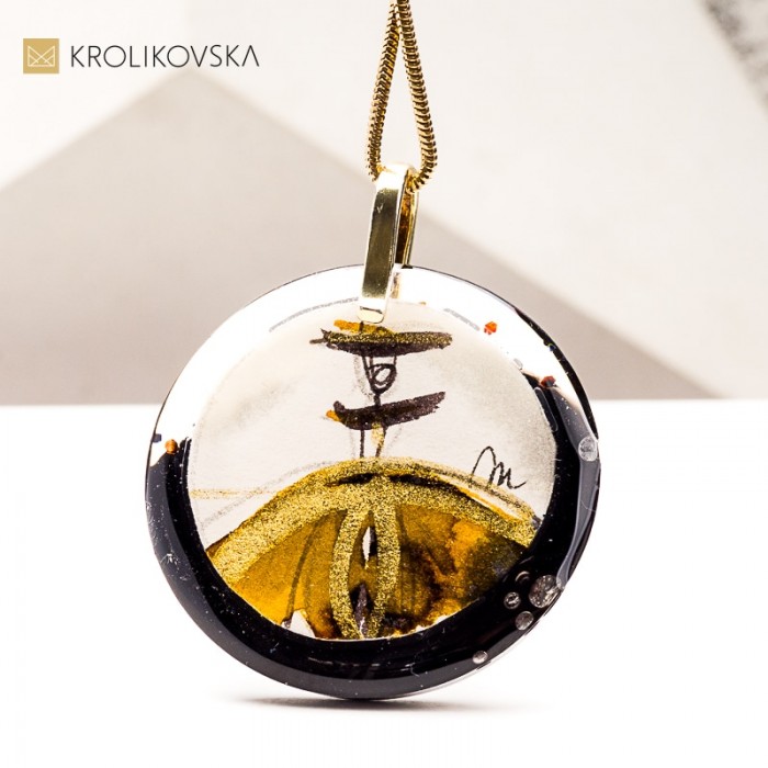Naszyjnik jak amulet – malowana kobieta pełna mocy w prezencie.