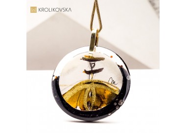 Naszyjnik jak amulet – malowana kobieta pełna mocy w prezencie.