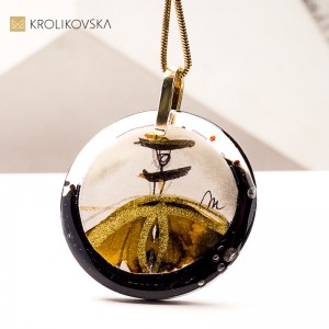 Naszyjnik jak amulet – malowana kobieta pełna mocy w prezencie.