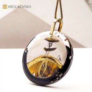 Naszyjnik jak amulet – malowana kobieta pełna mocy w prezencie.