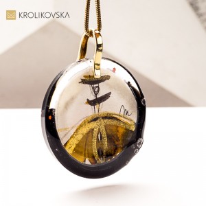 Naszyjnik jak amulet – malowana kobieta pełna mocy w prezencie.