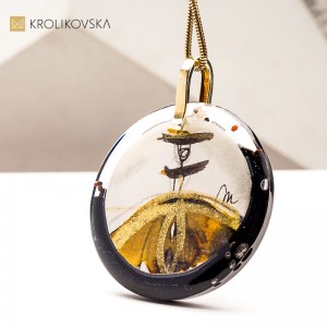 Naszyjnik jak amulet – malowana kobieta pełna mocy w prezencie.
