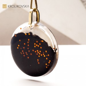Naszyjnik jak amulet – malowana kobieta pełna mocy w prezencie.