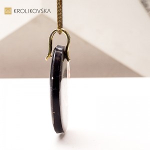 Elegancka Biżuteria w Prezencie - Kobieta – naszyjnik dla dusz romantycznych.