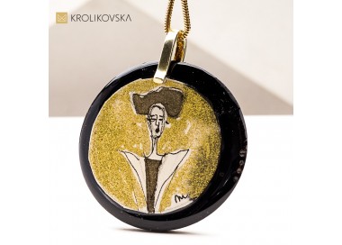 Naszyjnik z kobietą – symbol siły i pasji.