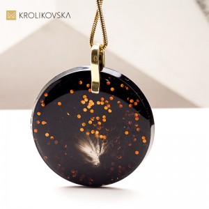 Naszyjnik z kobietą – symbol siły i pasji.