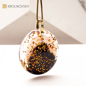 Artystyczny naszyjnik z kobietą w ruchu – piękno uchwycone.