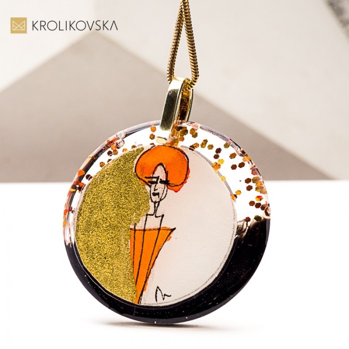 Naszyjnik z delikatną postacią kobiety – z klasą i sercem.