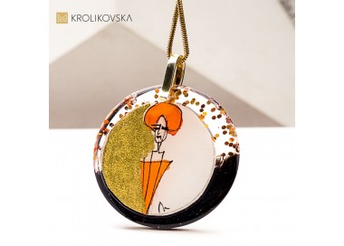 Naszyjnik z delikatną postacią kobiety – z klasą i sercem.