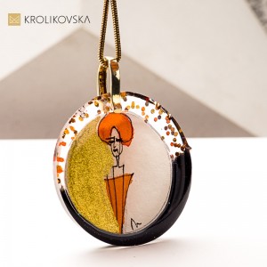 Naszyjnik z delikatną postacią kobiety – z klasą i sercem.