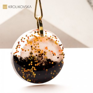 Naszyjnik z delikatną postacią kobiety – z klasą i sercem.