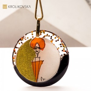 Naszyjnik z delikatną postacią kobiety – z klasą i sercem.
