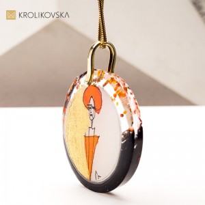 Naszyjnik z delikatną postacią kobiety – z klasą i sercem.