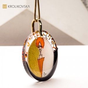 Naszyjnik z delikatną postacią kobiety – z klasą i sercem.