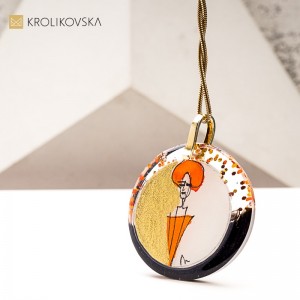 Naszyjnik z delikatną postacią kobiety – z klasą i sercem.