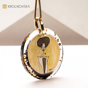 Malowana dama z epoki – biżuteria vintage z duszą.