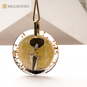 Malowana dama z epoki – biżuteria vintage z duszą.