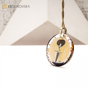 Malowana dama z epoki – biżuteria vintage z duszą.