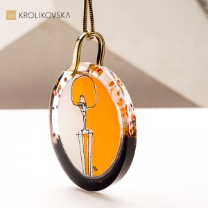 Biżuteria w Prezencie - Ręcznie malowana sylwetka – piękno minimalizmu.