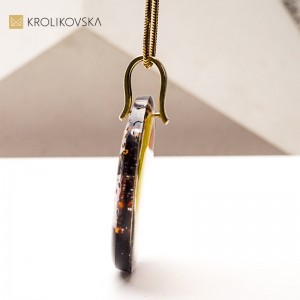 Artystyczny naszyjnik dla ukochanej – wyraz głębokich uczuć.