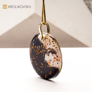 Artystyczny naszyjnik dla ukochanej – wyraz głębokich uczuć.