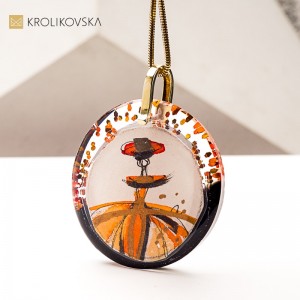 Artystyczny naszyjnik na Dzień Kobiet – kobiecość w biżuterii.