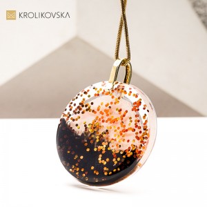 Artystyczny naszyjnik na Dzień Kobiet – kobiecość w biżuterii.