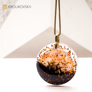 Artystyczny naszyjnik na Dzień Kobiet – kobiecość w biżuterii.