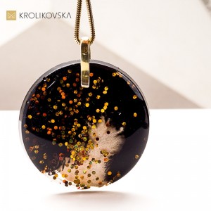 Naszyjnik z motywem kobiety – idealny na Dzień Matki.