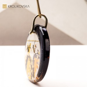 Naszyjnik z motywem kobiety – idealny na Dzień Matki.