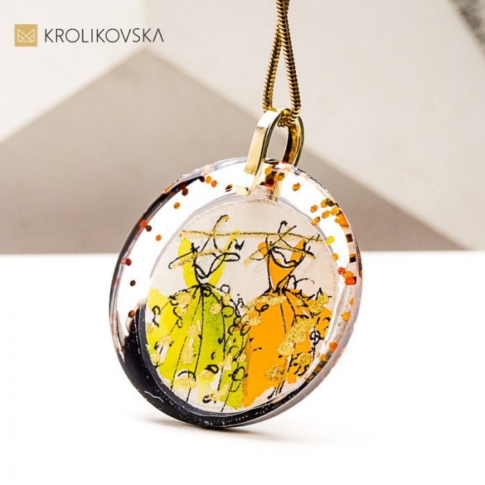 Świąteczny naszyjnik z kobiecą grafiką – prezent pod choinkę.