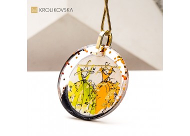 Świąteczny naszyjnik z kobiecą grafiką – prezent pod choinkę.