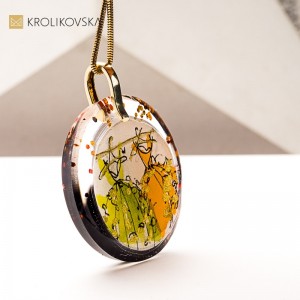 Świąteczny naszyjnik z kobiecą grafiką – prezent pod choinkę.