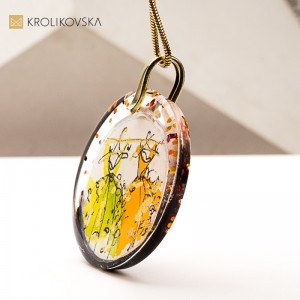 Świąteczny naszyjnik z kobiecą grafiką – prezent pod choinkę.