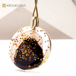 Świąteczny naszyjnik z kobiecą grafiką – prezent pod choinkę.