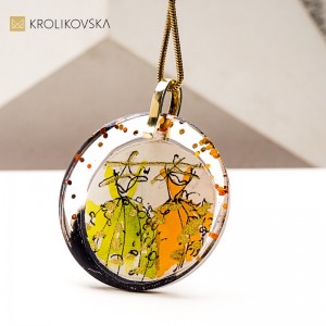 Świąteczny naszyjnik z kobiecą grafiką – prezent pod choinkę.