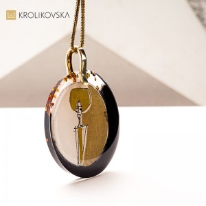 Prezent na święta – naszyjnik z motywem kobiecym.