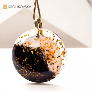 Wyjątkowy naszyjnik na 18-stkę – artystyczna pamiątka na zawsze.