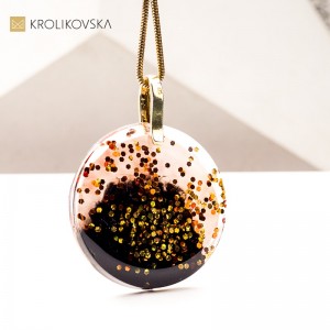 Elegancki naszyjnik z przesłaniem – wyjątkowy upominek na Dzień Matki.