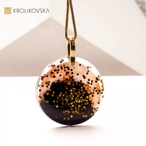 Elegancki naszyjnik z przesłaniem – wyjątkowy upominek na Dzień Matki.