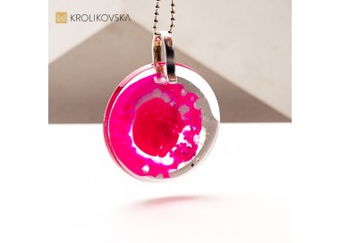 Biżuteria artystyczna na prezent ślubny – naszyjnik z żywicy i srebra.