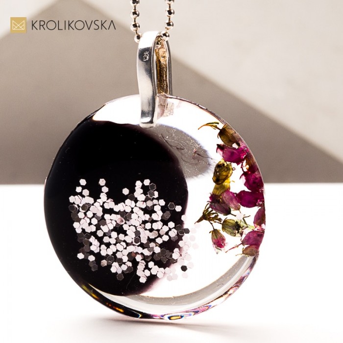 Naszyjnik artystyczny z żywicy i kwiatów – unikalna biżuteria handmade