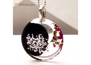 Naszyjnik artystyczny z żywicy i kwiatów – unikalna biżuteria handmade