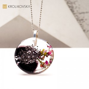 Naszyjnik artystyczny z żywicy i kwiatów – unikalna biżuteria handmade