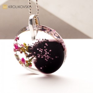 Naszyjnik artystyczny z żywicy i kwiatów – unikalna biżuteria handmade