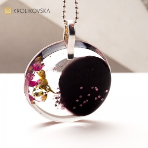 Naszyjnik artystyczny z żywicy i kwiatów – unikalna biżuteria handmade