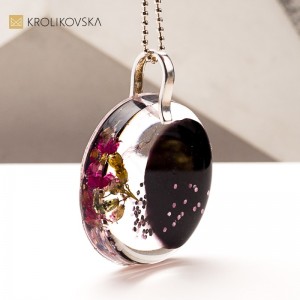 Naszyjnik artystyczny z żywicy i kwiatów – unikalna biżuteria handmade