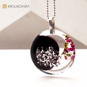 Naszyjnik artystyczny z żywicy i kwiatów – unikalna biżuteria handmade