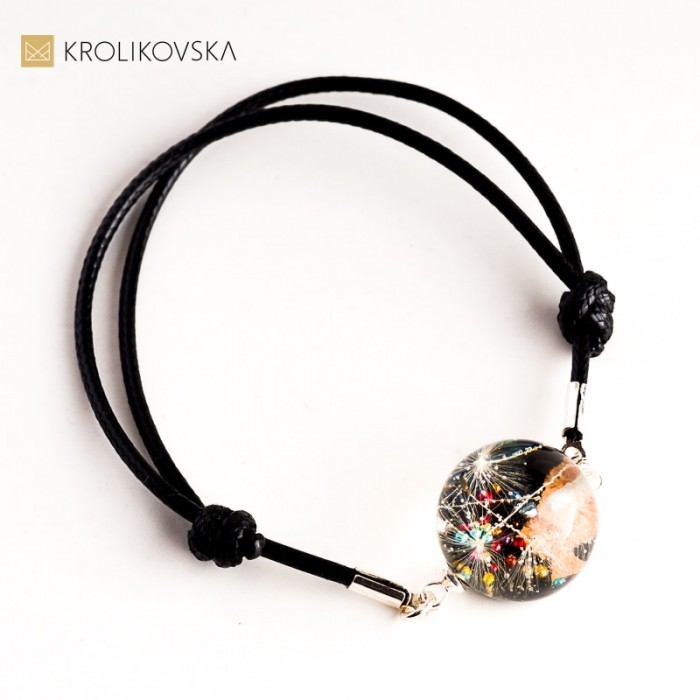 Bransoletka czarna  z koralikami i dmuchawcami.