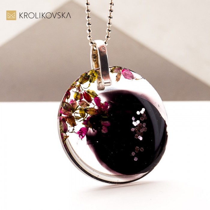 Naszyjnik artystyczny z żywicy – unikatowa biżuteria handmade.